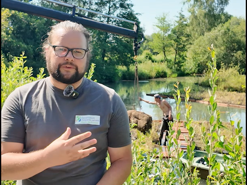 Découvrez en images comment ces actions concrètes permettent de redonner vie aux tourbières alcalines de la RNN de l’étang Saint-Ladre en visionnant l’interview de Adrien Berquer, Chargé d’Études Scientifiques sur le projet LIFE Anthropofens